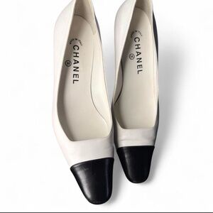 Chanel Women's Black and White Shoes. Size 38.